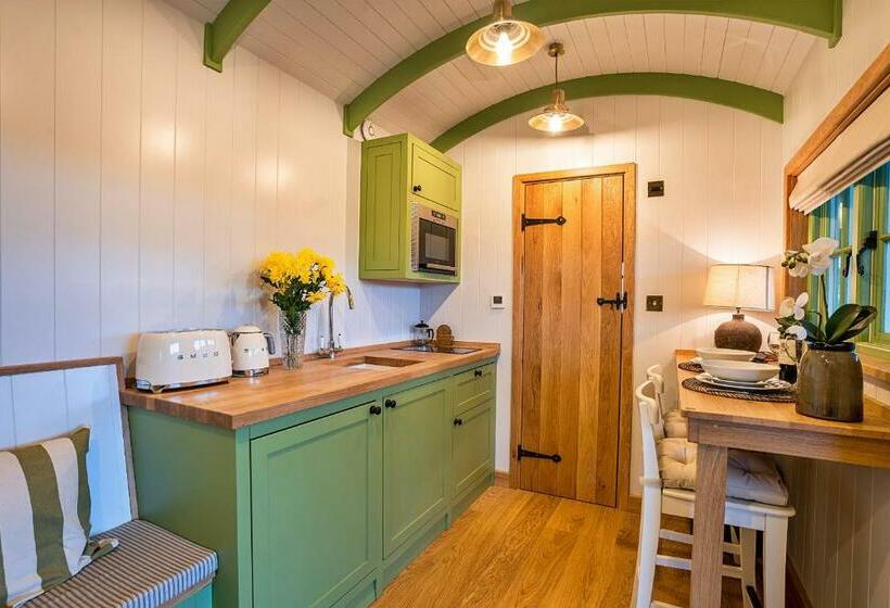 酒店 Finest Retreats   The Shepherd S Hut At Northcombe Farm