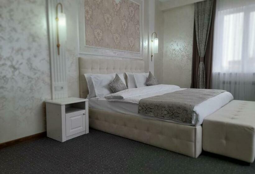 Hotel Dora