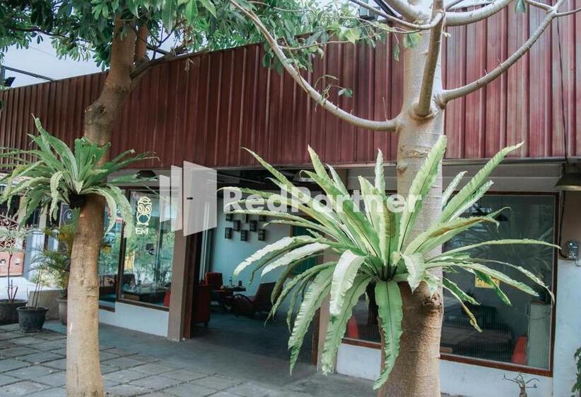 ホテル Flamboyan Asri Syariah Mitra Reddoorz Near Kampung Inggris Pare