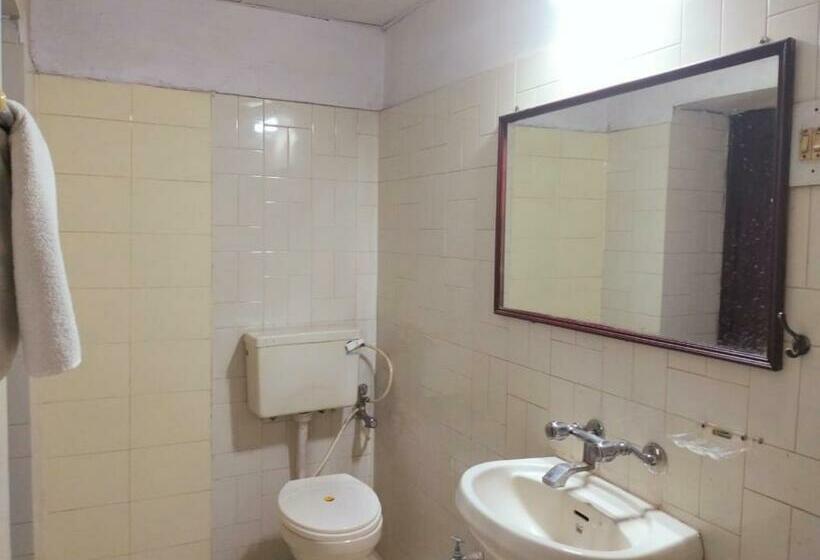 تختخواب و صبحانه Kesar Hotel Raj Near Railway Station Kota