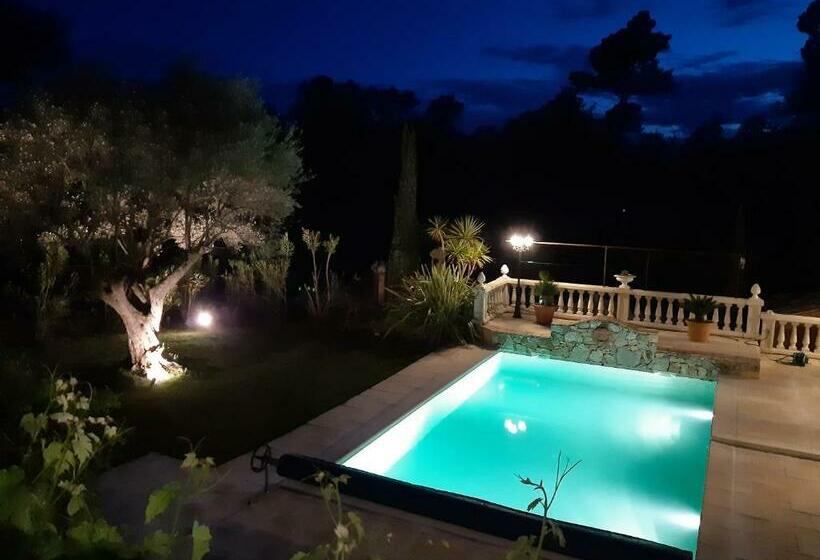 تختخواب و صبحانه Villa Xanadu