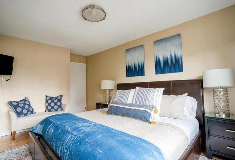 Vibrant Downtown, King Bed, Work Desk & Kitchen