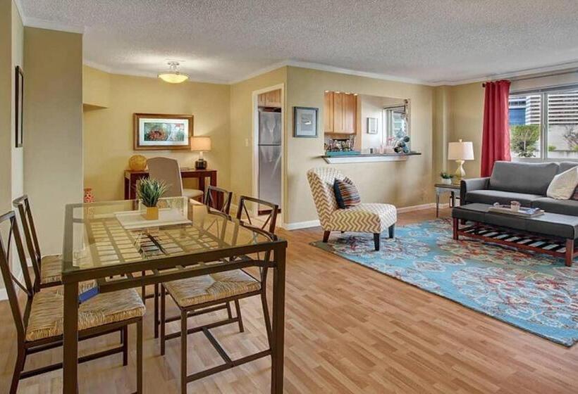 Vibrant Downtown, King Bed, Work Desk & Kitchen