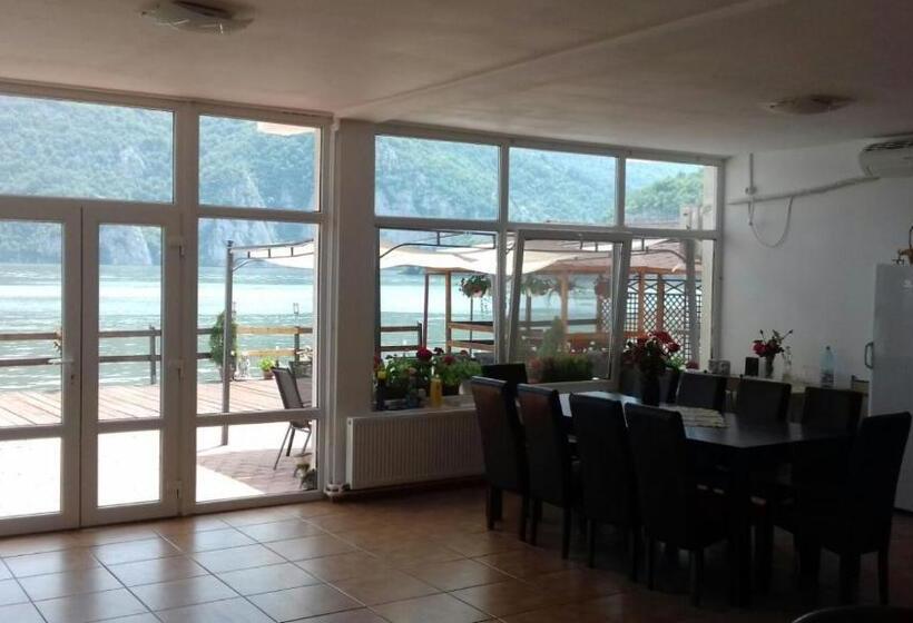 پانسیون Casa Adrian