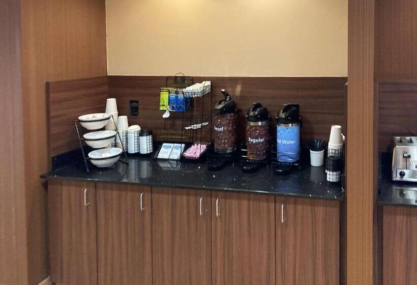 هتل Comfort Inn & Suites Ankeny  Des Moines