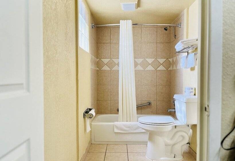هتل Econo Lodge Del Rio