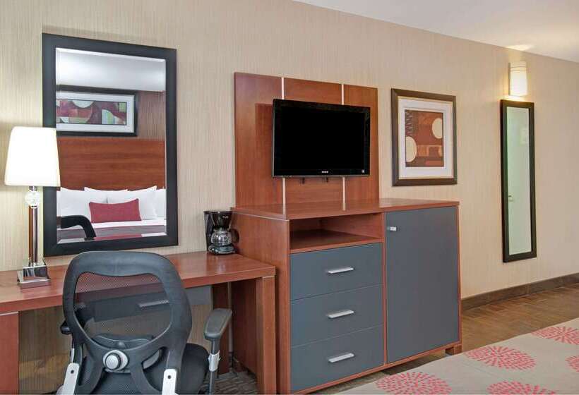 فندق Ramada By Wyndham Staten Island