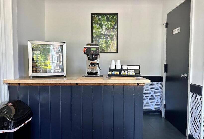 מוטל Budget Host East End Hotel In Riverhead