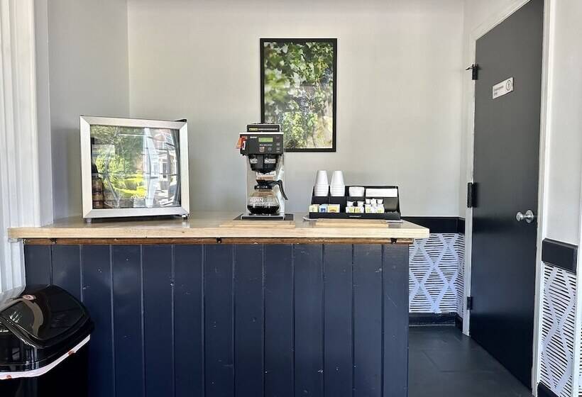 מוטל Budget Host East End Hotel In Riverhead