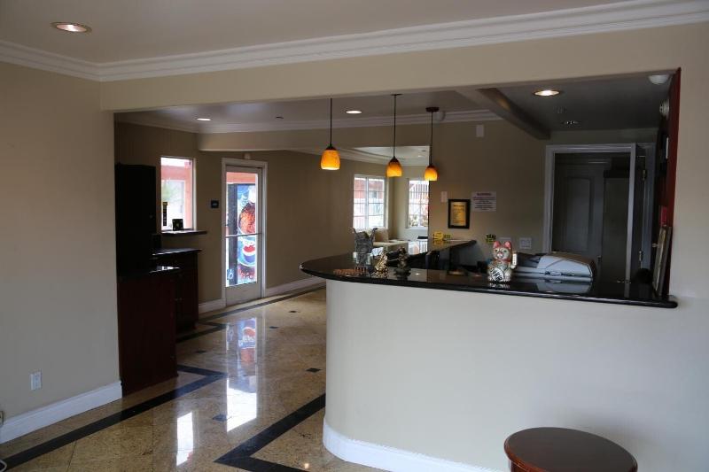 מוטל Chateau Inn & Suites