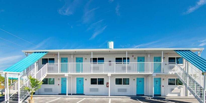 فندق على الطريق Latitude 26 Waterfront Resort And Marina