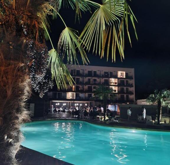 هتل Mojo Resort