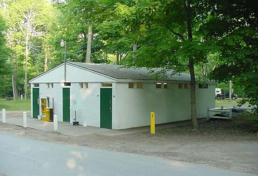 Отель Brennan Beach Rv Resort   Caravan Park