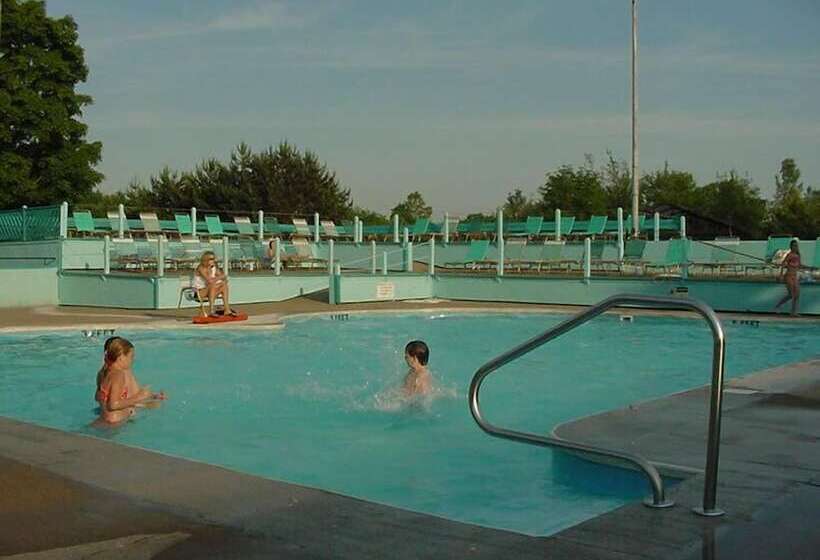 Отель Brennan Beach Rv Resort   Caravan Park