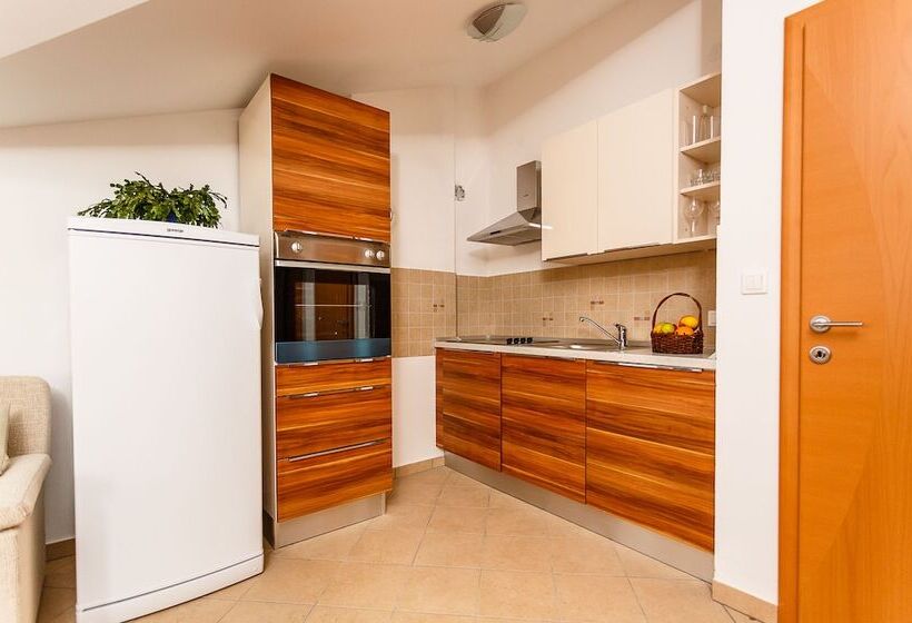 هتل Mare & Mons Deluxe Apartments