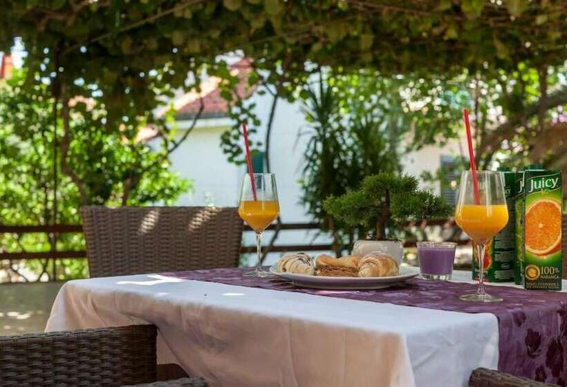 فندق Alluring Apartment With Balcony And Sea View