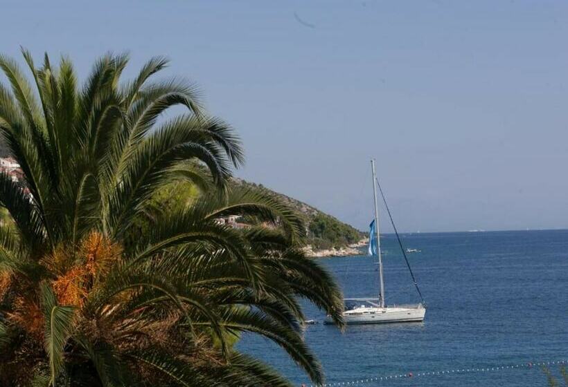 فندق Alluring Apartment With Balcony And Sea View