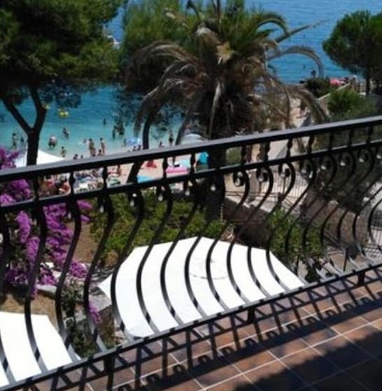 Отель Beautiful Double Bed Room With Balcony And Sea View