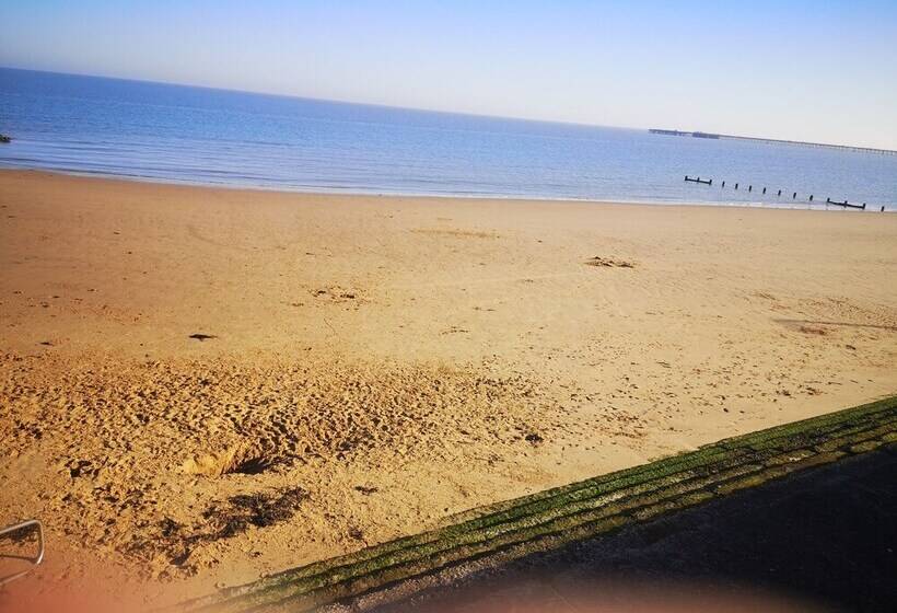 Lovely 2 Bed Caravan In Walton On The Naze