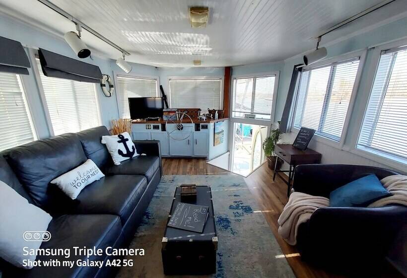 فندق 2 Story Houseboat Seeking A Captain Fishpets Ok