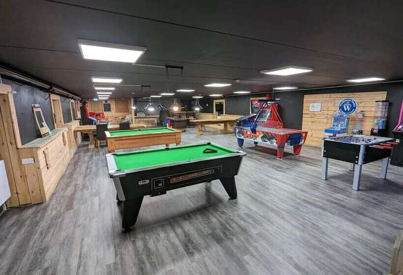 בית מלון כפרי Apple Tree Lodge, Hot Tub, 3 Bedroom, 2 Bars