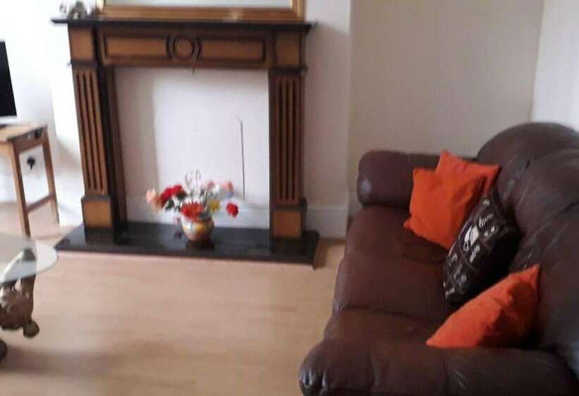 اقامتگاه Grand 4 Bed Quasi Semi House In Manchester