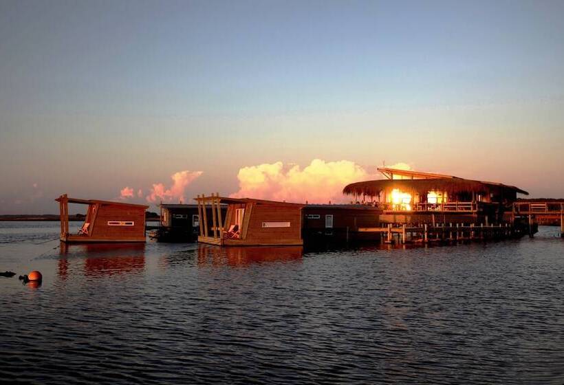 هتل Laguna Garzon Lodge