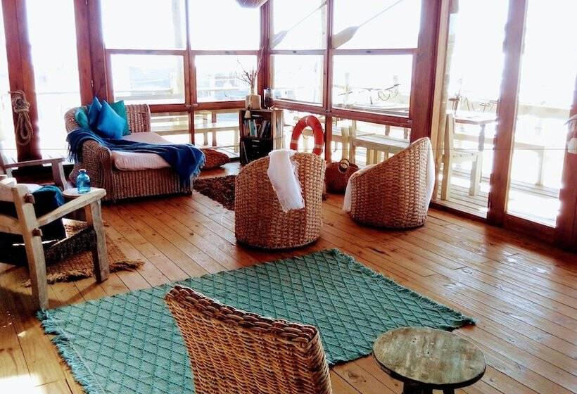 هتل Laguna Garzon Lodge