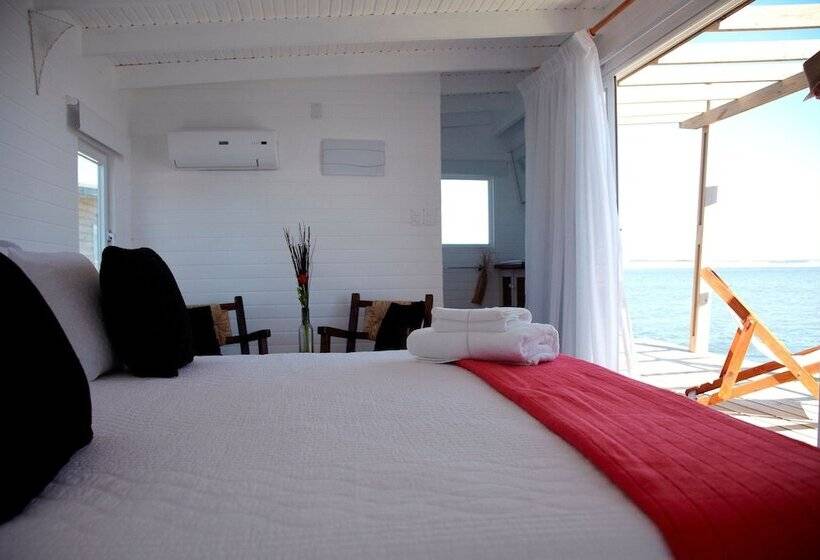 هتل Laguna Garzon Lodge