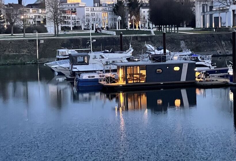 هتل Hausboot Lore