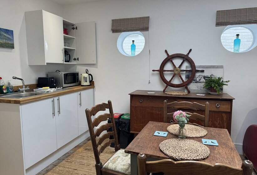 مبيت وإفطار The Pilot Boat Inn