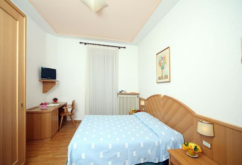 تختخواب و صبحانه Dolomiti Pinzolo Double Room