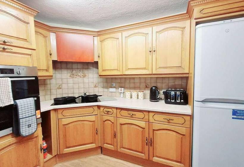إقامة Garfield Villa Beautiful 4 Bed House In Gillingham
