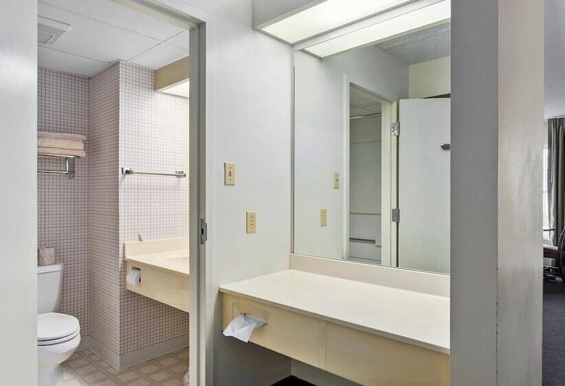 هتل Spectacular Top Floor Deluxe Suite With Beautiful View & More!