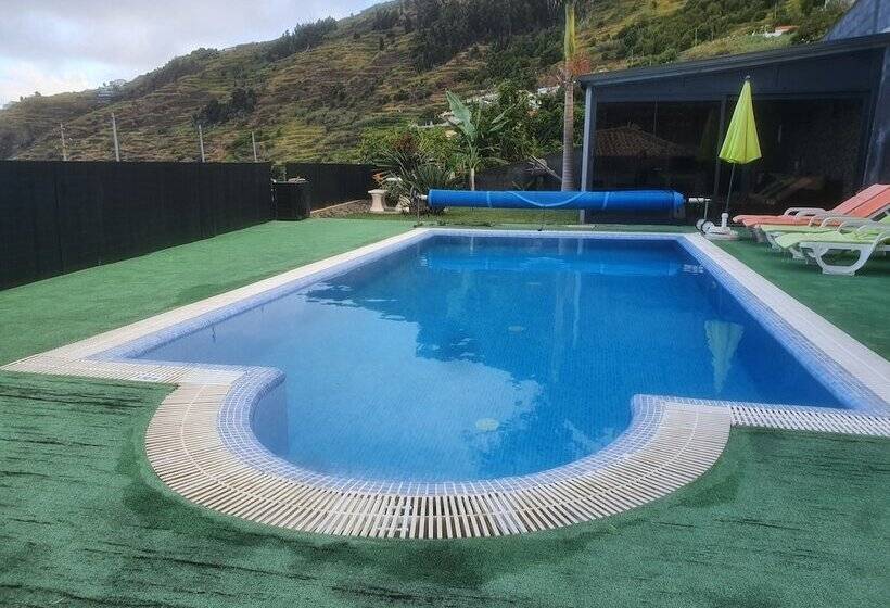 اقامتگاه Ocean View Villa With Private Outdoor Heated Pool