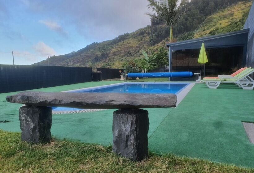 اقامتگاه Ocean View Villa With Private Outdoor Heated Pool