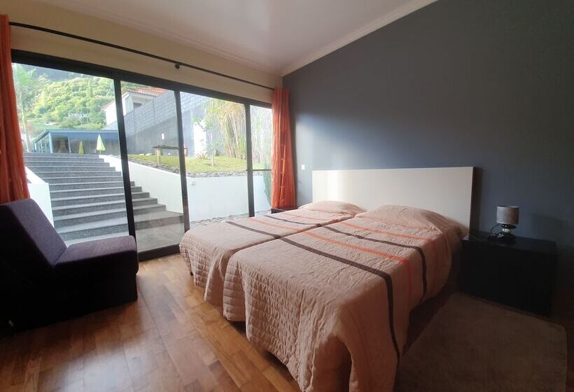 اقامتگاه Ocean View Villa With Private Outdoor Heated Pool
