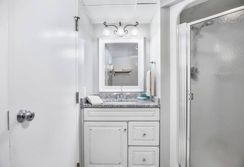 استراحتگاه First Floor Master Suite Bay View