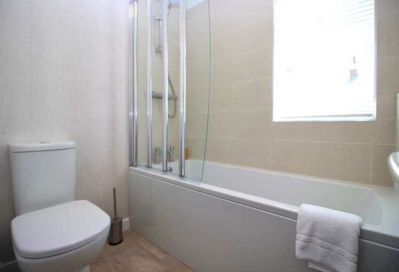 Отель Hollicarrs Bumblebee Lodge