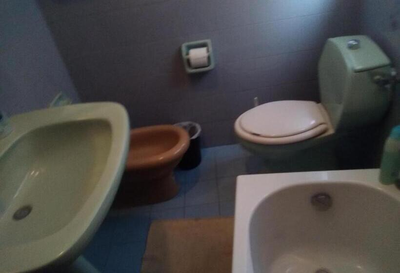 پانسیون Room In Guest Room   Single Room With Shared Bathroom