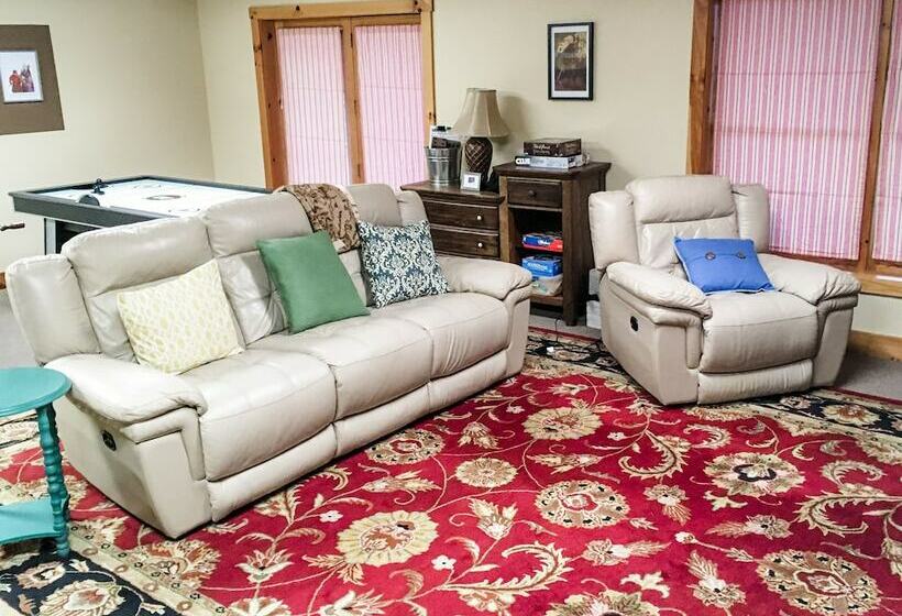 Second Breakfast  Spacious Wooden Cabin, Hot Tub, Close To Walking Trails, Fireplace By Redawning