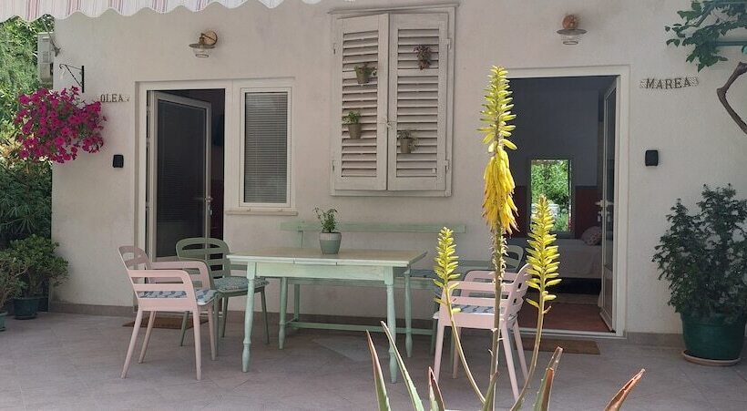 בית מלון כפרי Studio Apartments Roza   A Charming Oasis In The Centre Of Makarska