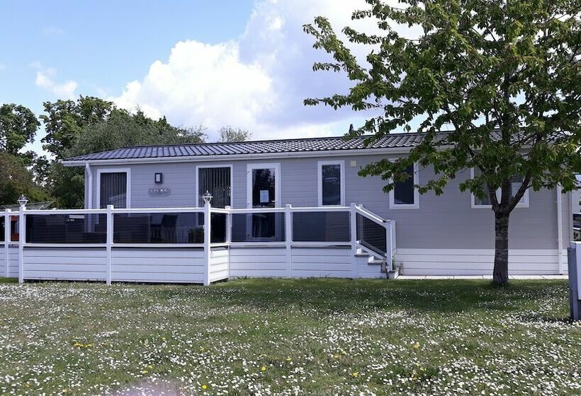 Отель A Luxury 6 Berth Lodge, Sleeps 6 A Real Home From Home In The Heart Of A Forest