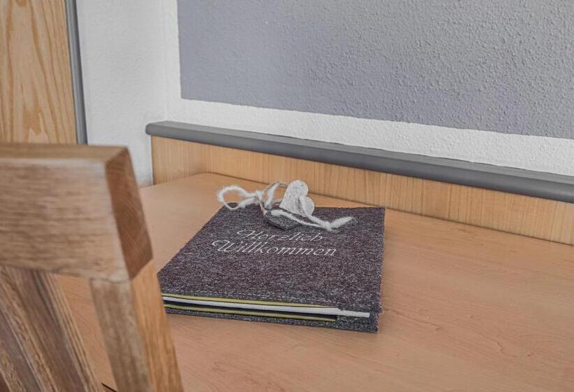 تختخواب و صبحانه Garni Vierjahreszeiten