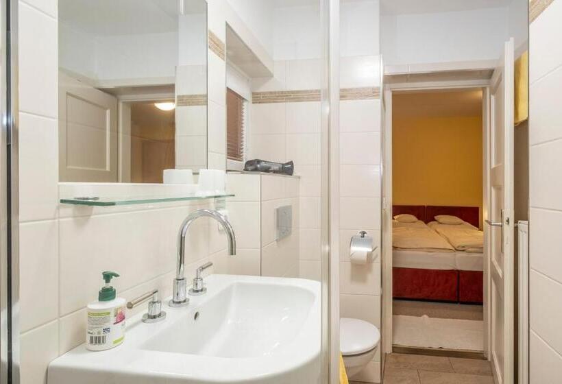 Bed and Breakfast Pension Falkensteiner