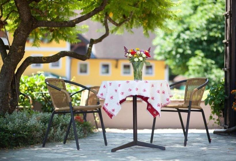 Bed and Breakfast Pension Schierl