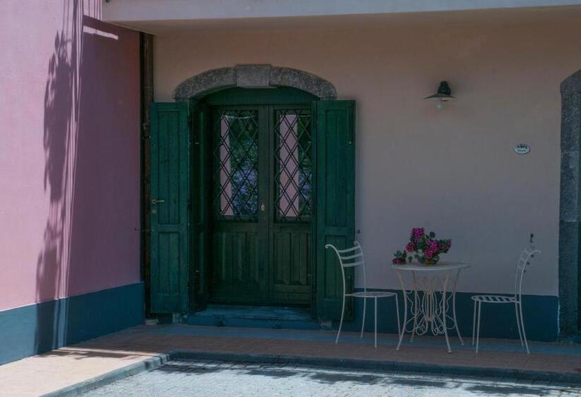 هتل Antico Borgo Etneo Agriturismo
