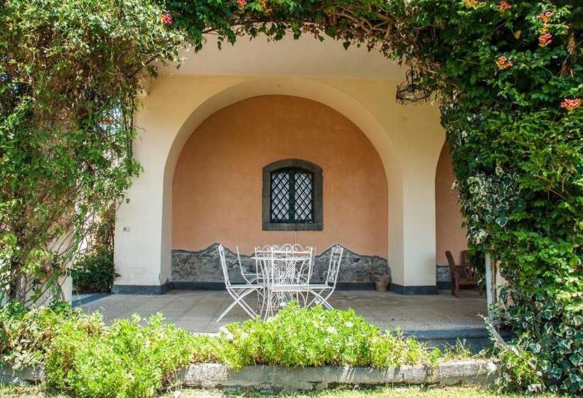 هتل Antico Borgo Etneo Agriturismo