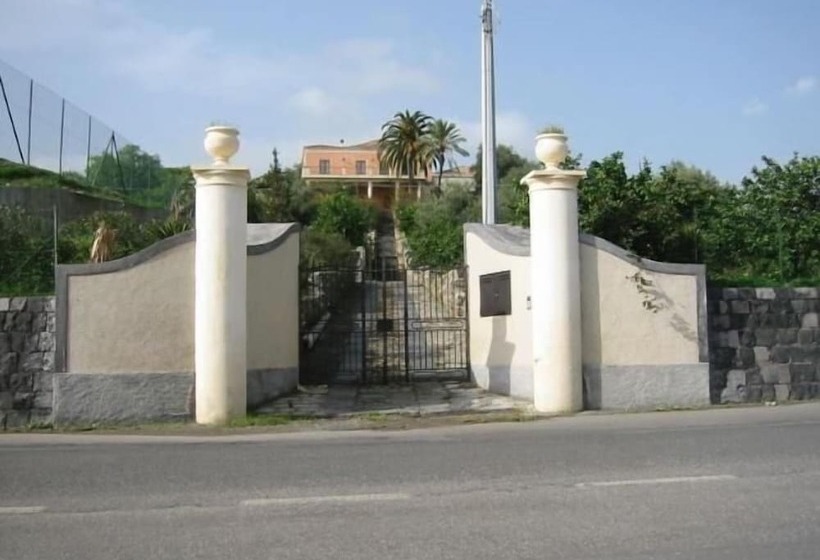 هتل Antico Borgo Etneo Agriturismo
