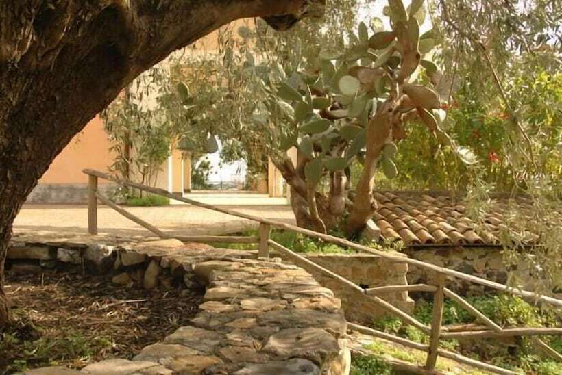 هتل Antico Borgo Etneo Agriturismo